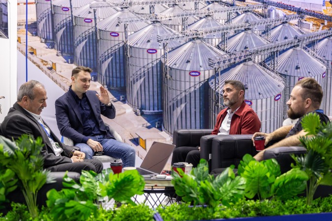 Встреча на стенде производителя силосов