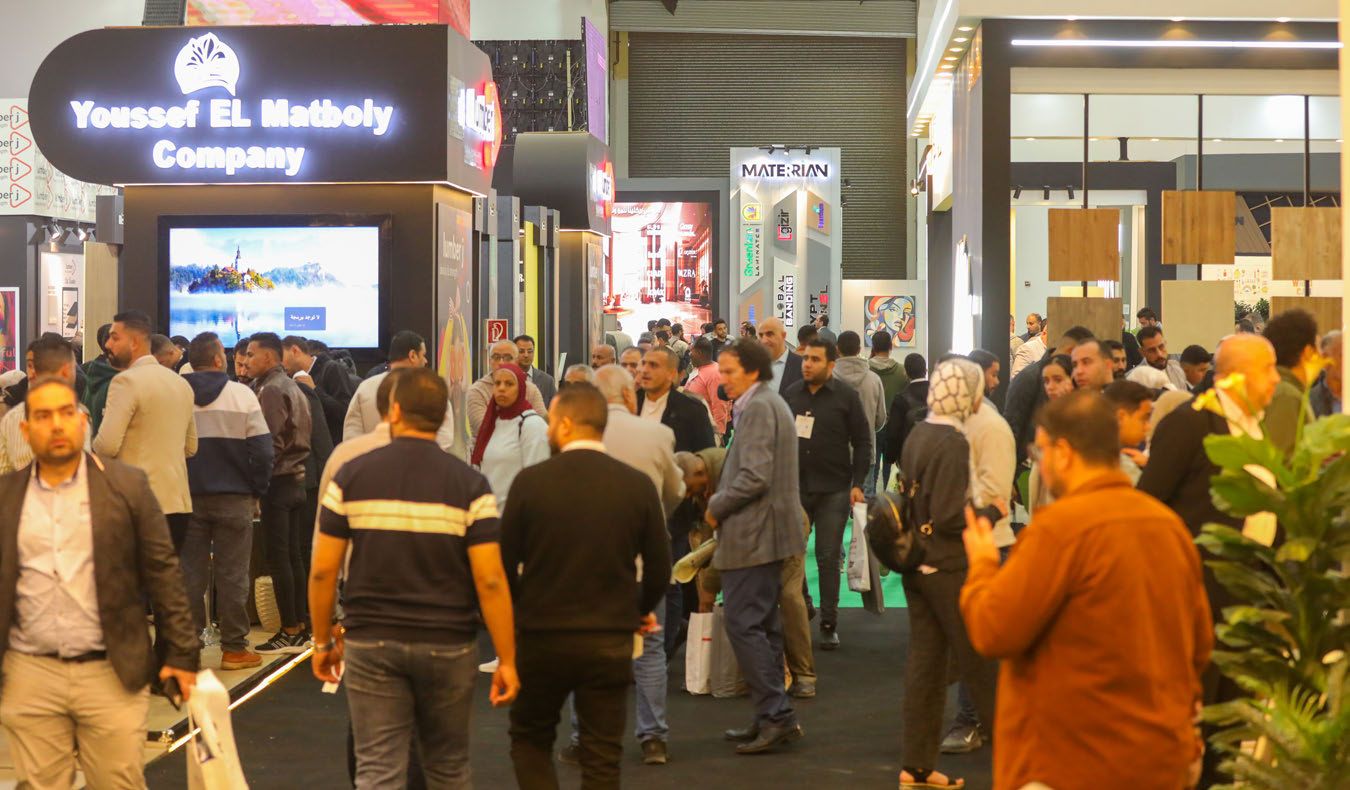 Посетители в проходах Cairo WoodShow 2025