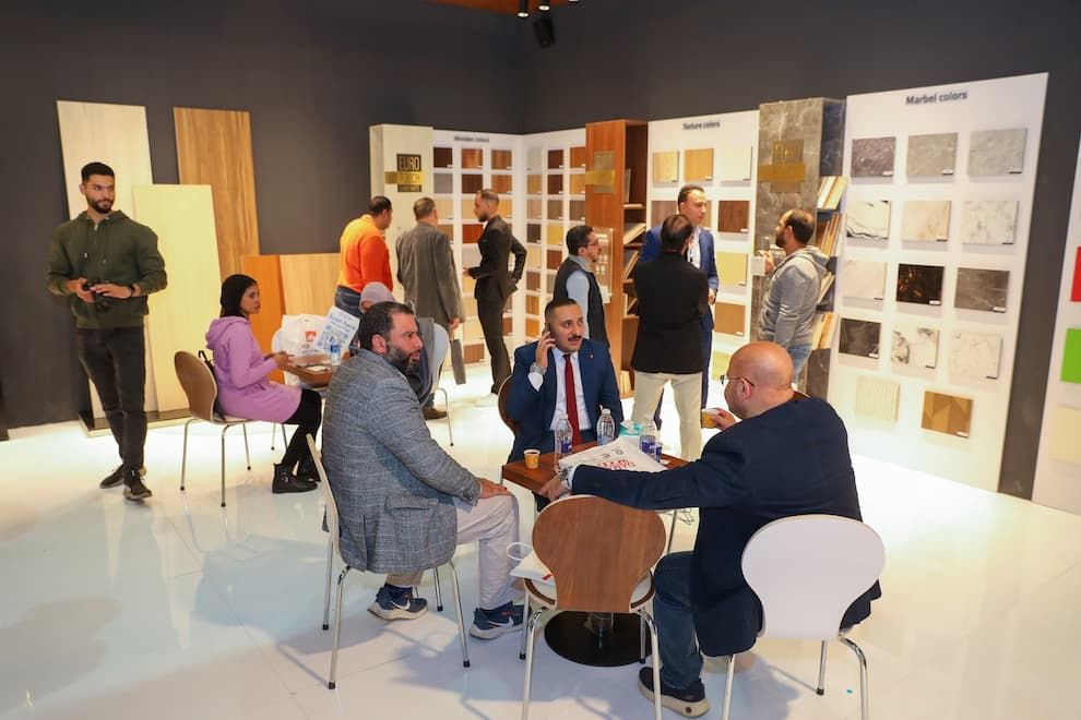 Переговоры у образцов плит на Cairo WoodShow